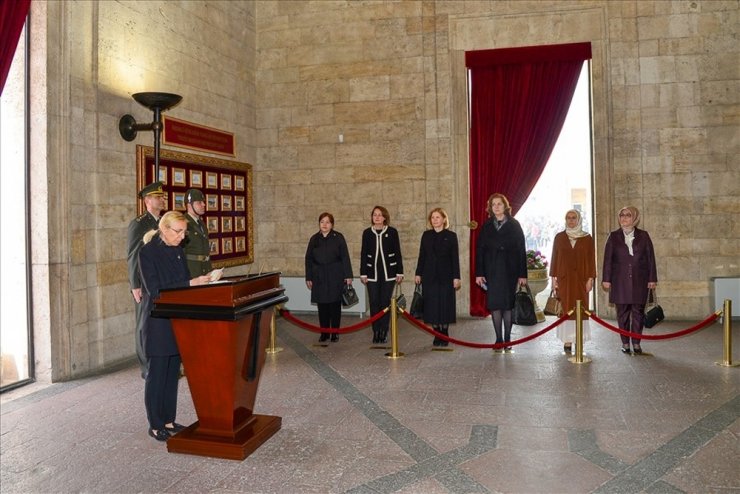 Bakan Akar’ın eşi Şule Akar’dan Anıtkabir’e ziyaret