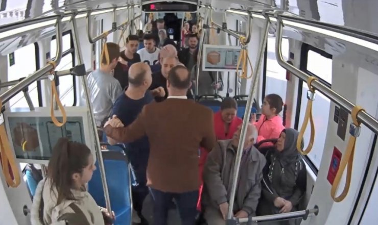 Tramvayda ‘kadına şiddet’ sosyal deneyi duygusal anlar yaşattı