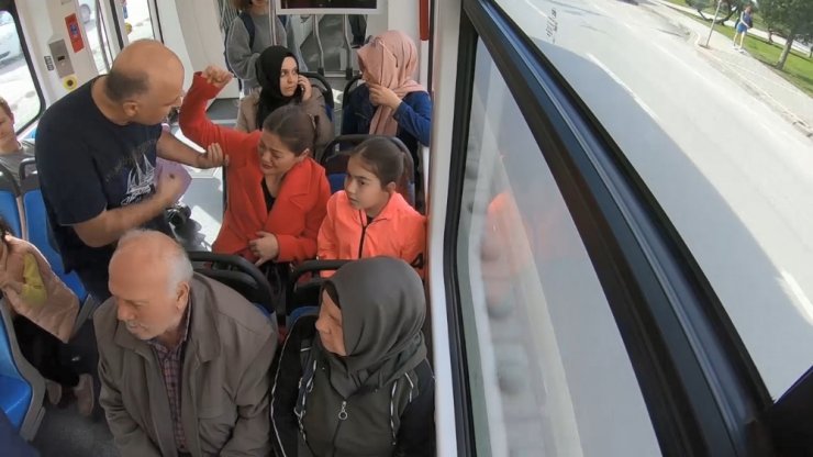 Tramvayda ‘kadına şiddet’ sosyal deneyi duygusal anlar yaşattı