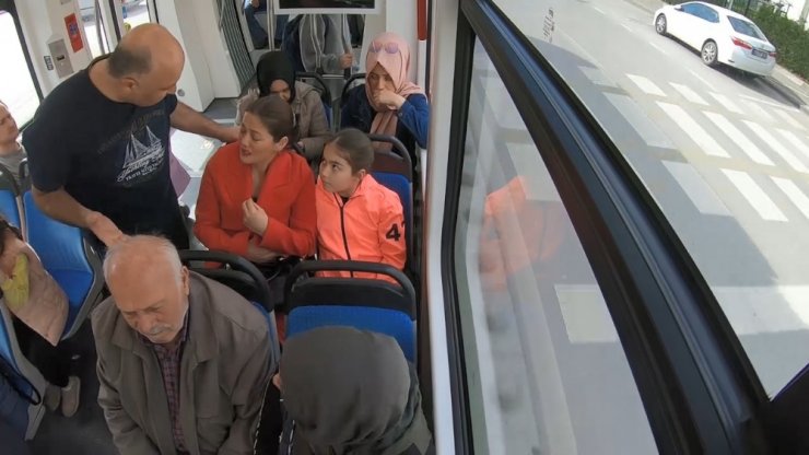 Tramvayda ‘kadına şiddet’ sosyal deneyi duygusal anlar yaşattı