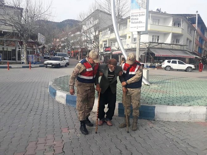 Yürümekte zorlanan yaşlı adamın imdadına jandarma yetişti