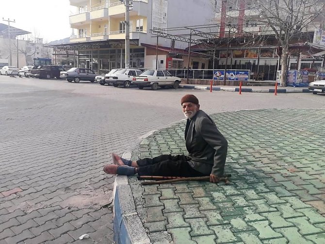Yürümekte zorlanan yaşlı adamın imdadına jandarma yetişti