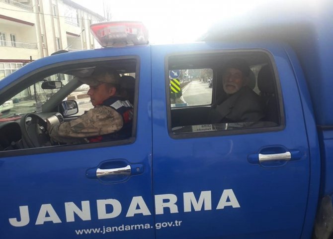 Yürümekte zorlanan yaşlı adamın imdadına jandarma yetişti
