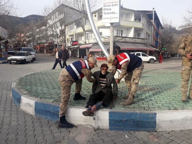 Yürümekte zorlanan yaşlı adamın imdadına jandarma yetişti