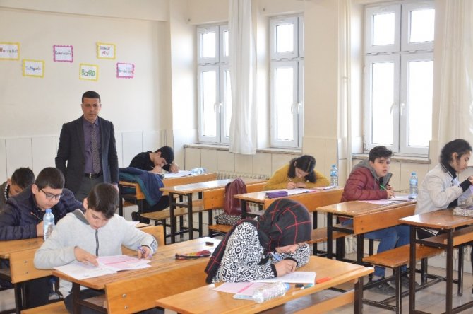 Elbistan'da öğrenciler matematik sınavında ter döktü