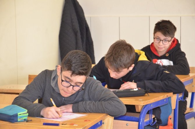 Elbistan'da öğrenciler matematik sınavında ter döktü