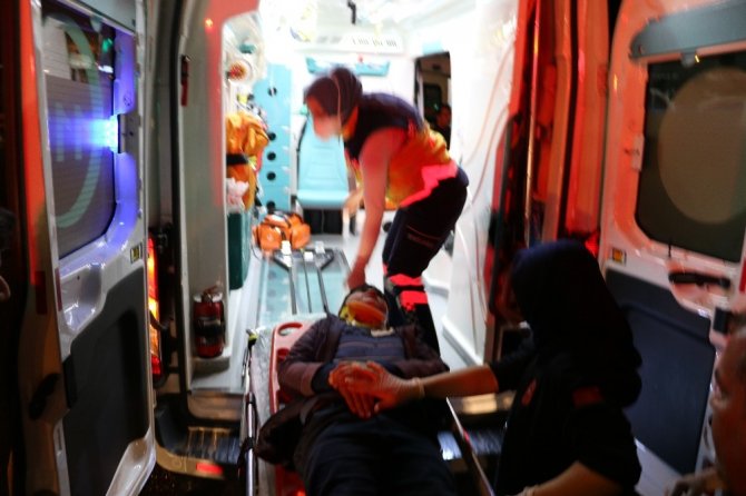 Kaza sonrası otomobile sıkışan çocuğu babası teselli etti