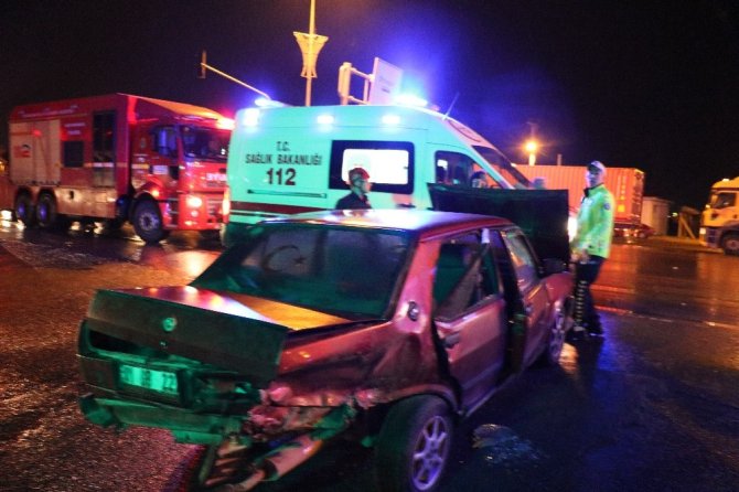 Kaza sonrası otomobile sıkışan çocuğu babası teselli etti