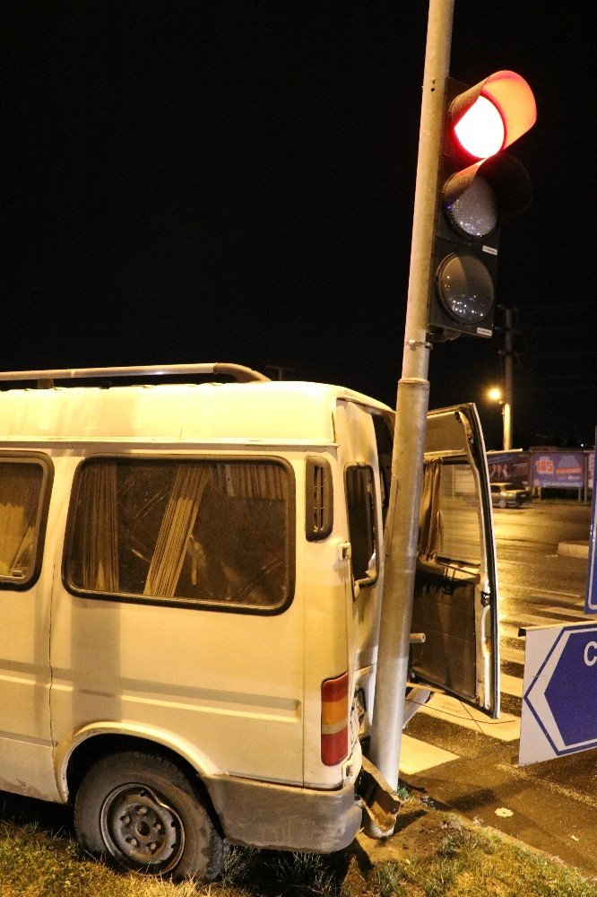 Kaza sonrası otomobile sıkışan çocuğu babası teselli etti