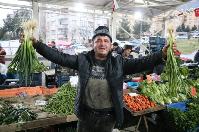 Pazarcıların yeni sloganı, ‘Korona virüse birebir’