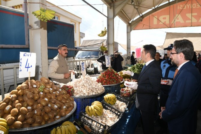 Pazarcı esnafına eldiven ve maske dağıtıldı
