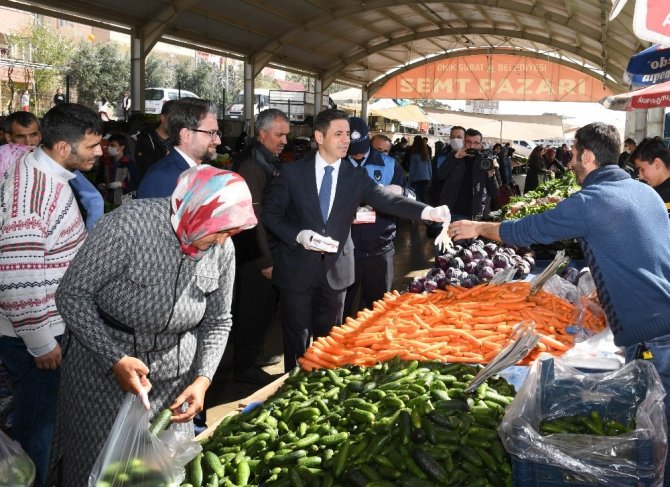 Pazarcı esnafına eldiven ve maske dağıtıldı