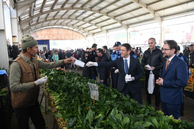 Pazarcı esnafına eldiven ve maske dağıtıldı