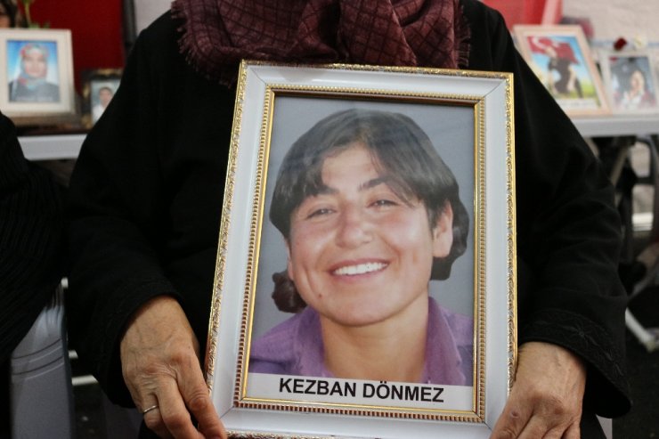 HDP önündeki evlat nöbetine bir aile daha katıldı