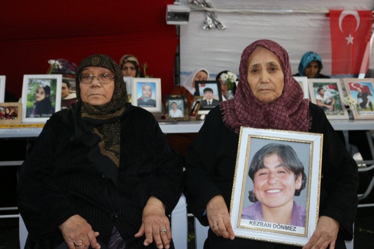 HDP önündeki evlat nöbetine bir aile daha katıldı