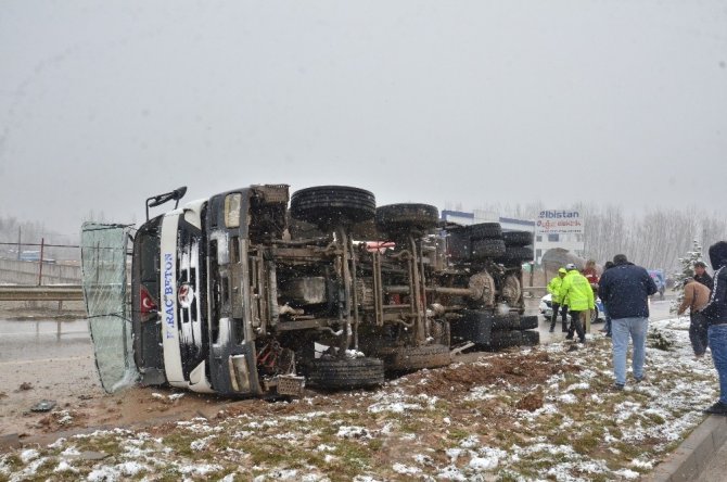 Beton mikseri devrildi: 2 yaralı