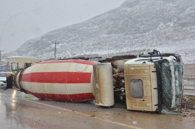 Beton mikseri devrildi: 2 yaralı