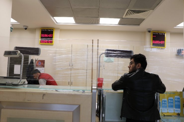 Postanede korona virüse "streç filmli" önlem