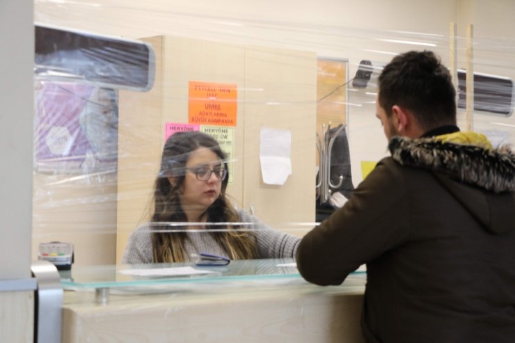 Postanede korona virüse "streç filmli" önlem