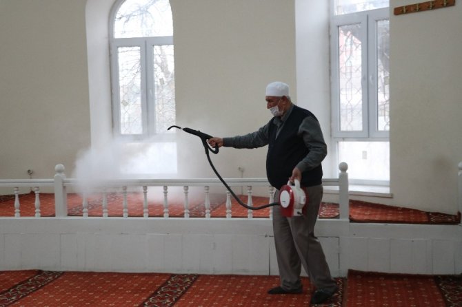 Kahramanmaraş'ta İmamlar camilerini dezenfekte ediyor