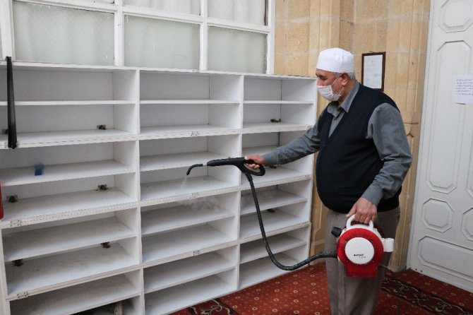 Kahramanmaraş'ta İmamlar camilerini dezenfekte ediyor