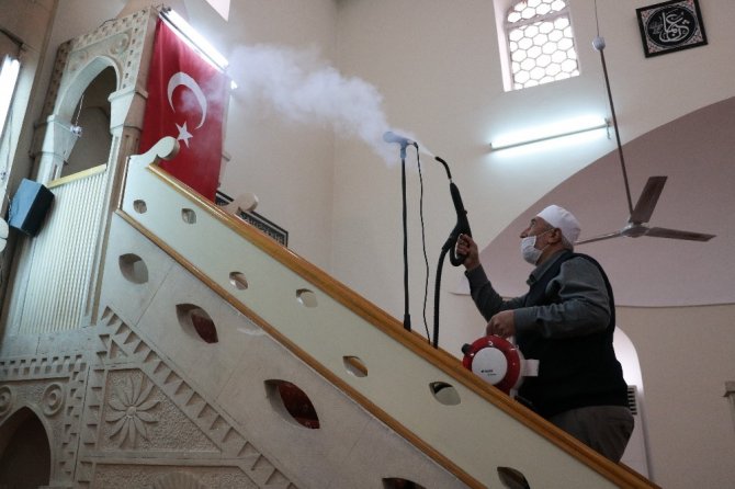 Kahramanmaraş'ta İmamlar camilerini dezenfekte ediyor