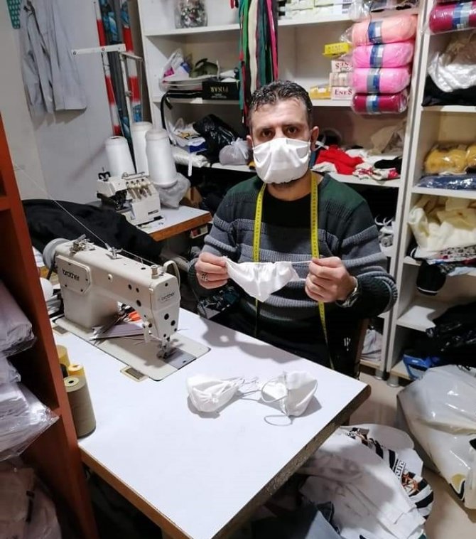 Pazarcık'ta terzi yıkanabilir maske yaparak ucuza satıyor