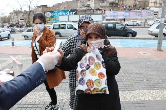 Sokakta vatandaşlara 5 bin adet bedava maske dağıttı