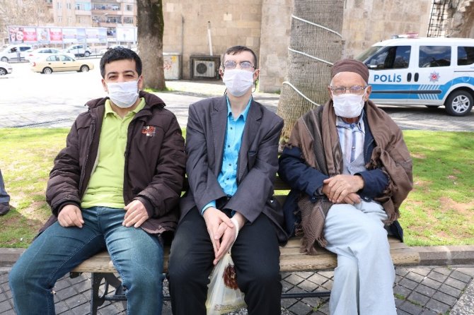 Sokakta vatandaşlara 5 bin adet bedava maske dağıttı