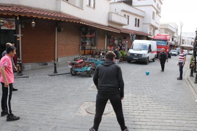 Esnaf müşteri olmayınca futbol oynadı