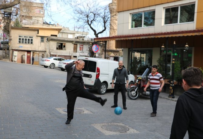 Esnaf müşteri olmayınca futbol oynadı
