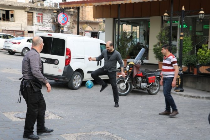 Esnaf müşteri olmayınca futbol oynadı