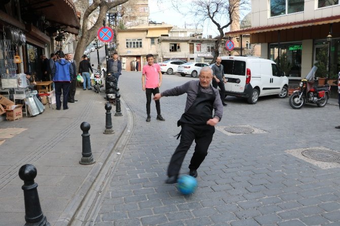 Esnaf müşteri olmayınca futbol oynadı