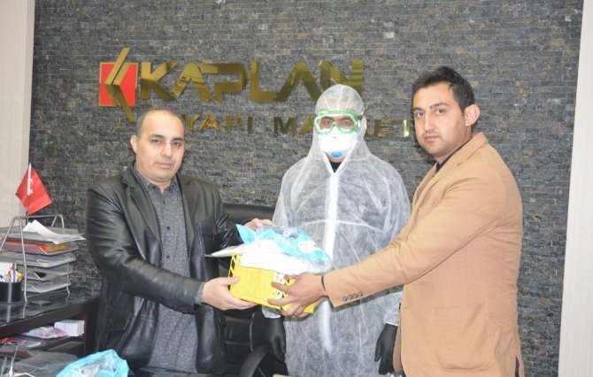 Elbistanlı esnaf deposundaki 10 bin maskeyi devlete hibe etti