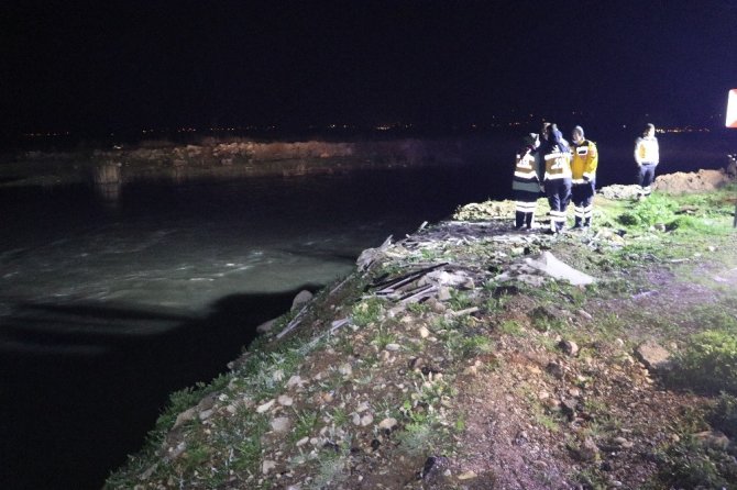 Polis ve Jandarmadan kaçtılar su kanalına uçtular
