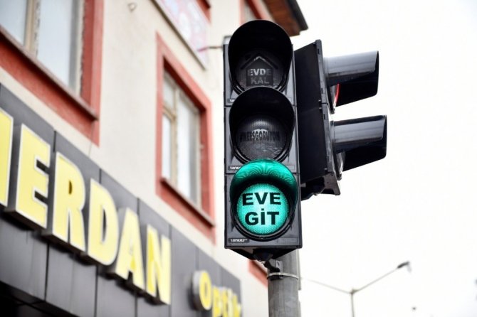 Elbistan’da trafik ışıklarında ’korona virüs’ uyarısı