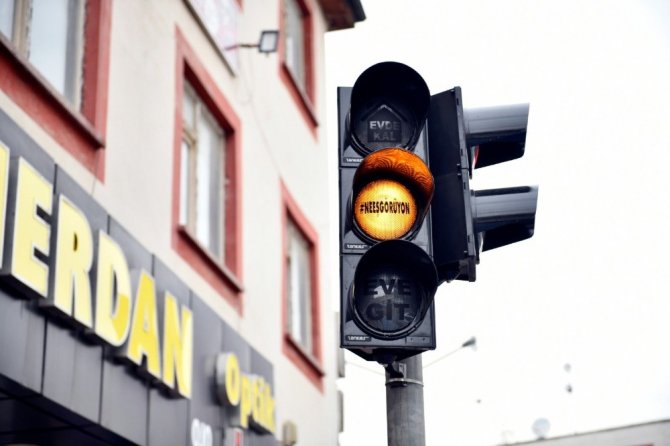 Elbistan’da trafik ışıklarında ’korona virüs’ uyarısı