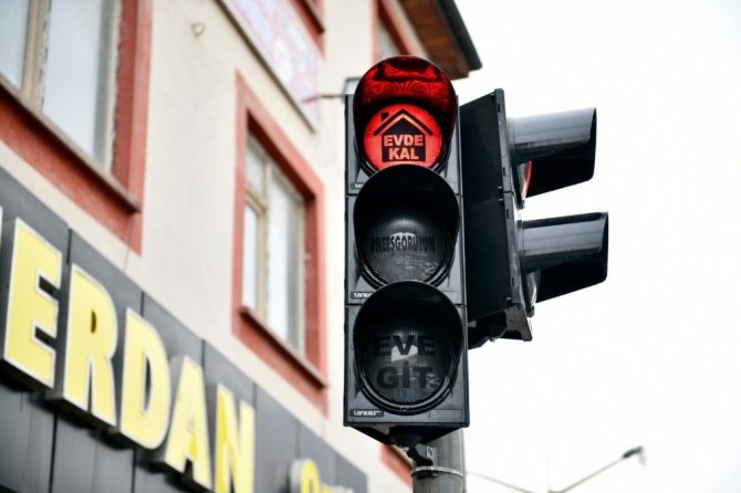 Elbistan’da trafik ışıklarında ’korona virüs’ uyarısı