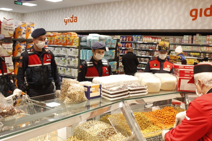 Jandarma'dan yaşlılara her türlü hizmet