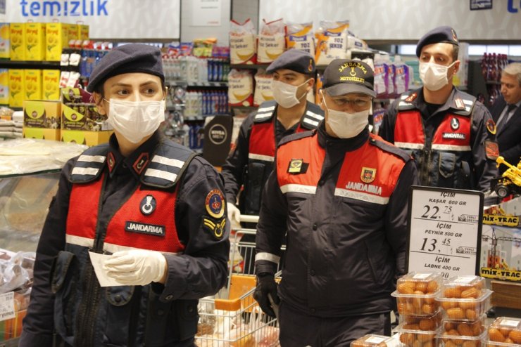 Jandarma'dan yaşlılara her türlü hizmet