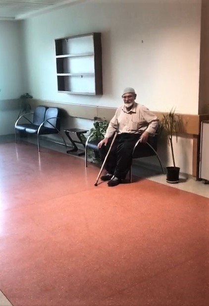 Karantinaya alınan yaşlı adam görevlilere zorluk çıkardı