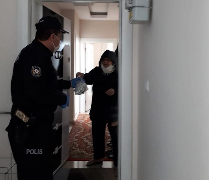 Polisler Suriyelilere evde kalın çağrısı yapıyor