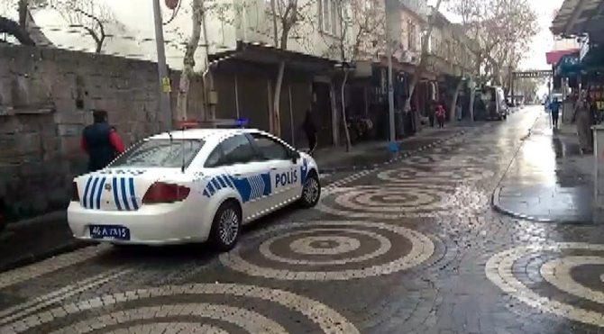 Polisler Suriyelilere evde kalın çağrısı yapıyor