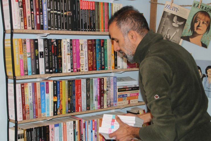 Kitap dostu terzi, evlere kitap servisi yapıyor