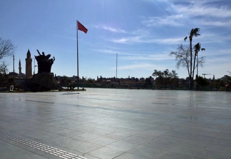 Antalya sokakları sessiz haftaya başladı