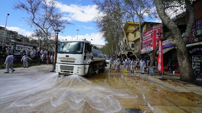 Kahramanmaraş’ta caddeler dezenfekte edildi