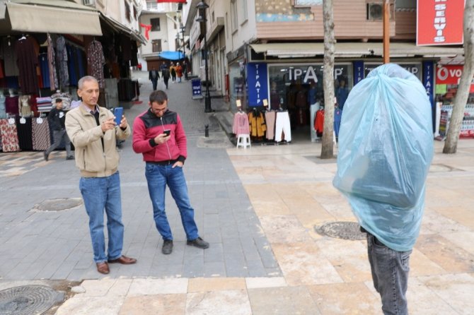 Kahramanmaraş'ta Korona virüsten çöp poşetiyle korunuyor