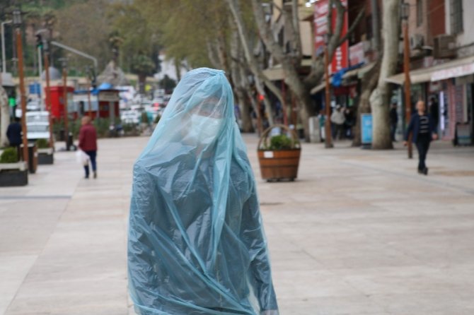 Kahramanmaraş'ta Korona virüsten çöp poşetiyle korunuyor