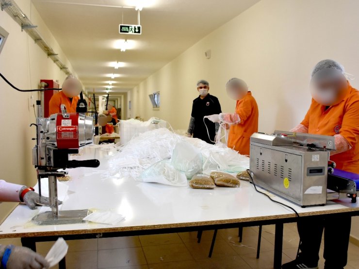 Kayseri Kapalı Cezaevi’nde günde 17 bin adet maske üretiliyor