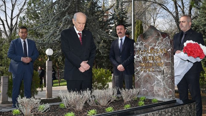 Bahçeli, Merhum Türkeş'in mezarını ziyaret etti